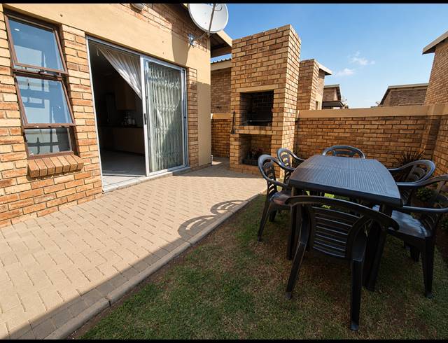 2 BEDROOM TOWNHOUSE FOR SALE IN STAALRUS